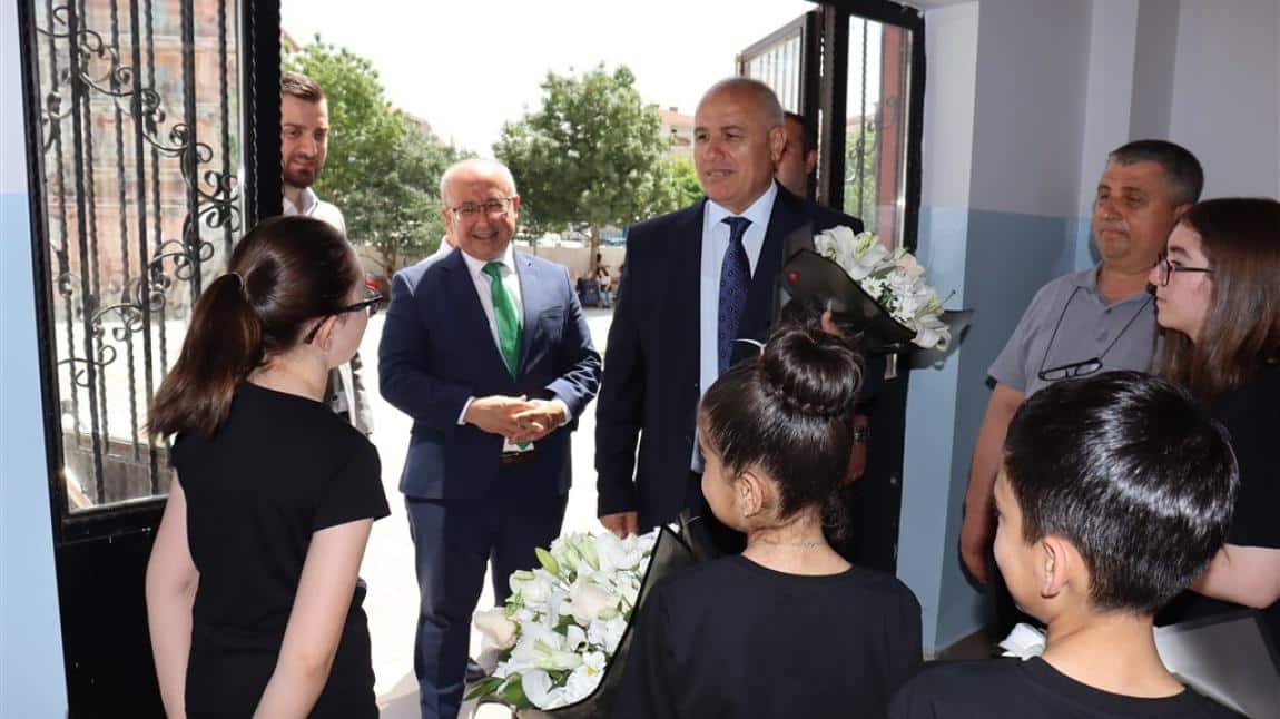 ÖĞRENCİLERİMİZ KARNE VE TATİL HEYECANINI İLÇE PROTOKOLÜYLE BERABER COŞKUYLA YAŞADILAR